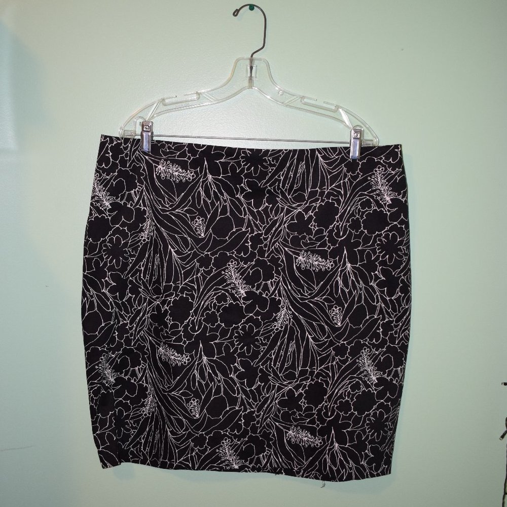 NWT New York and Company knee length pencil Skirt S 18